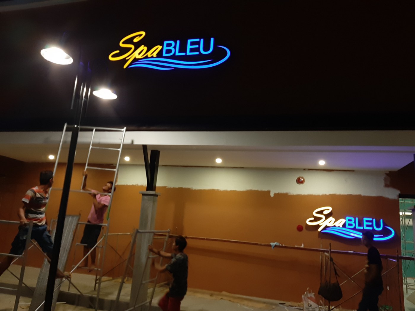 SpaBLEU exterior illuminated sign by Sky Graphix Digital Solutions